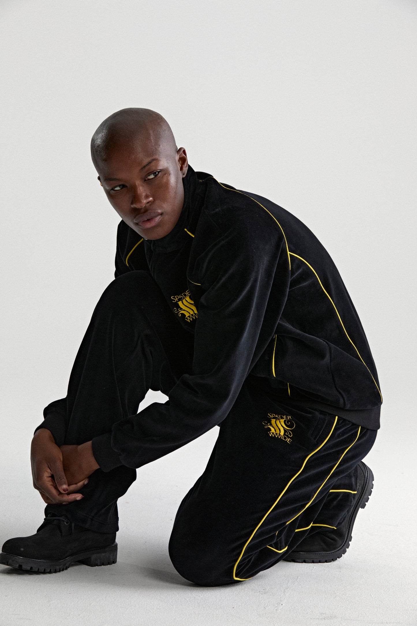 OUTLINE VELOUR TRACK JACKET ON MODEL