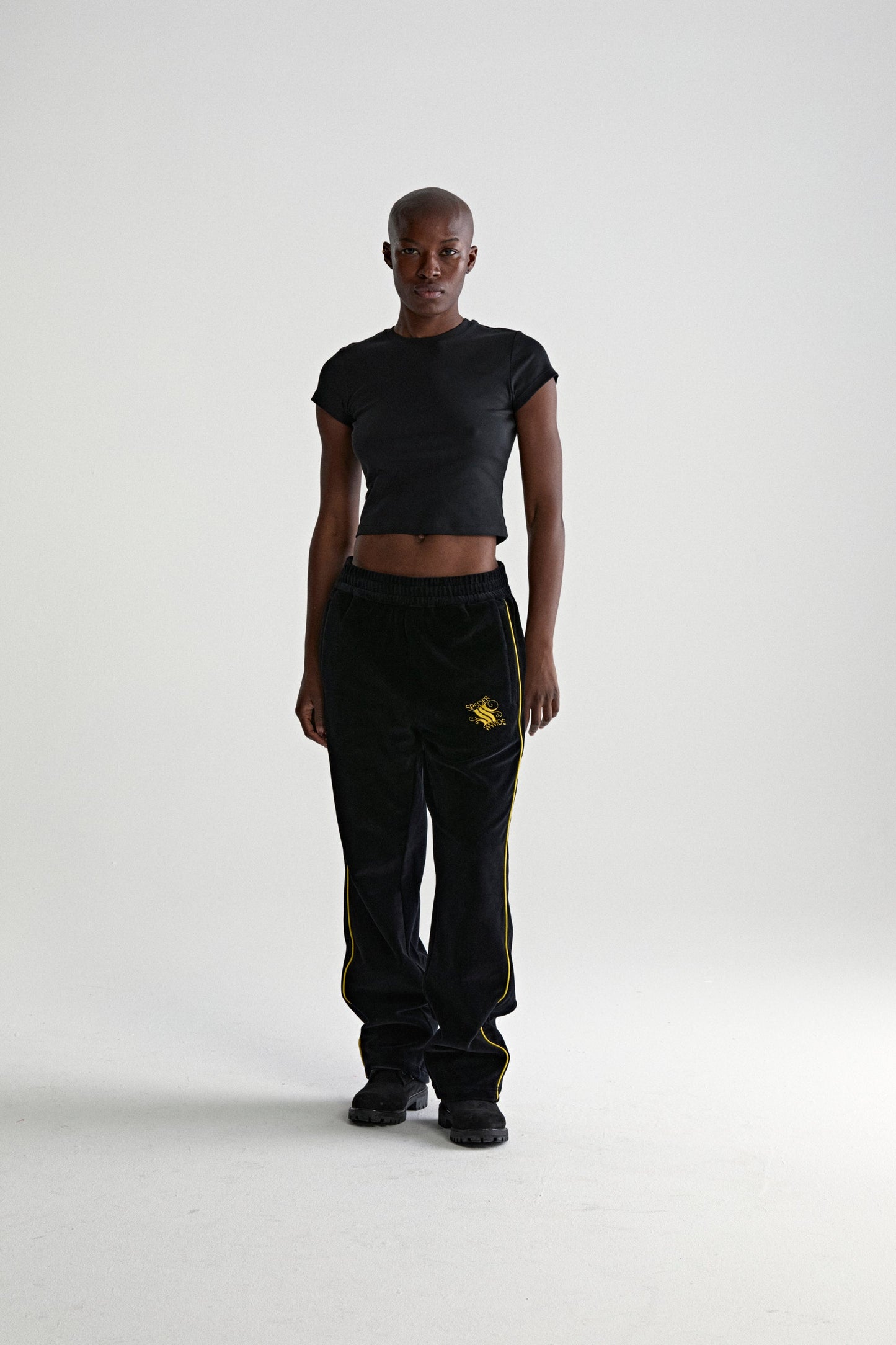 OUTLINE VELOUR TRACK PANT ON MODEL