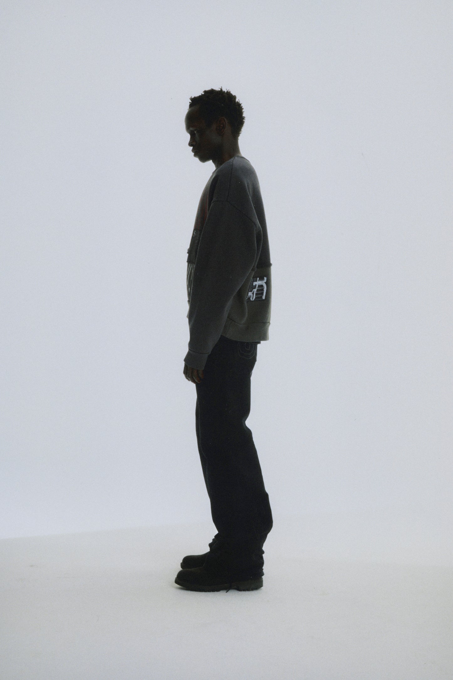 BLACK DIFFUSED COLLEGIATE CREWNECK ON MODEL