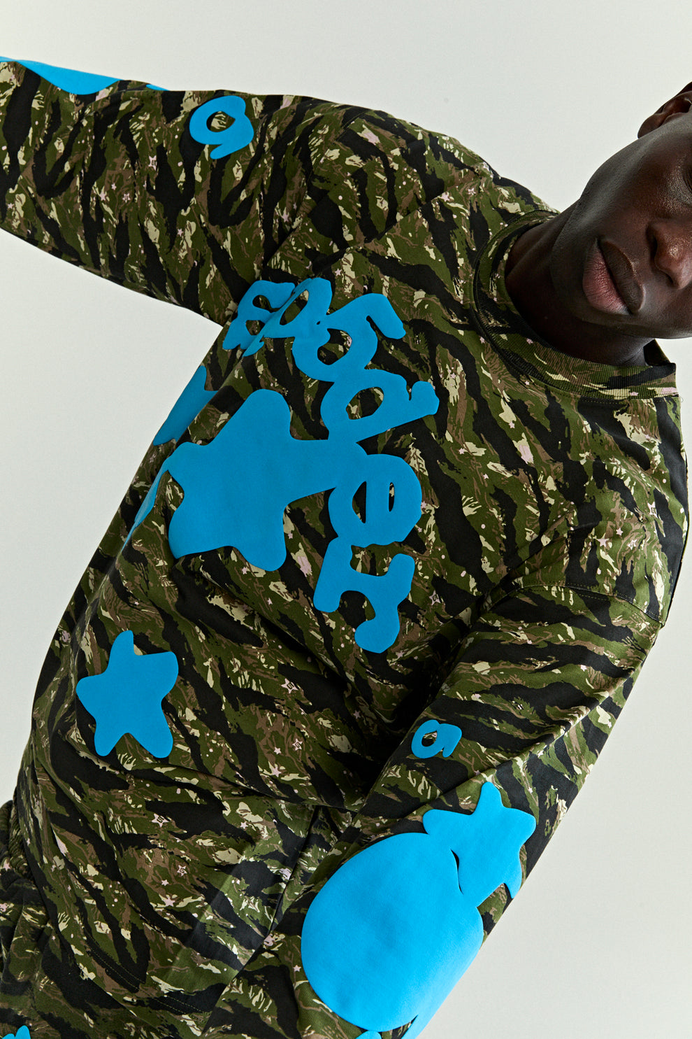 BELUGA TIGER CAMO LONGSLEEVE ON MODEL