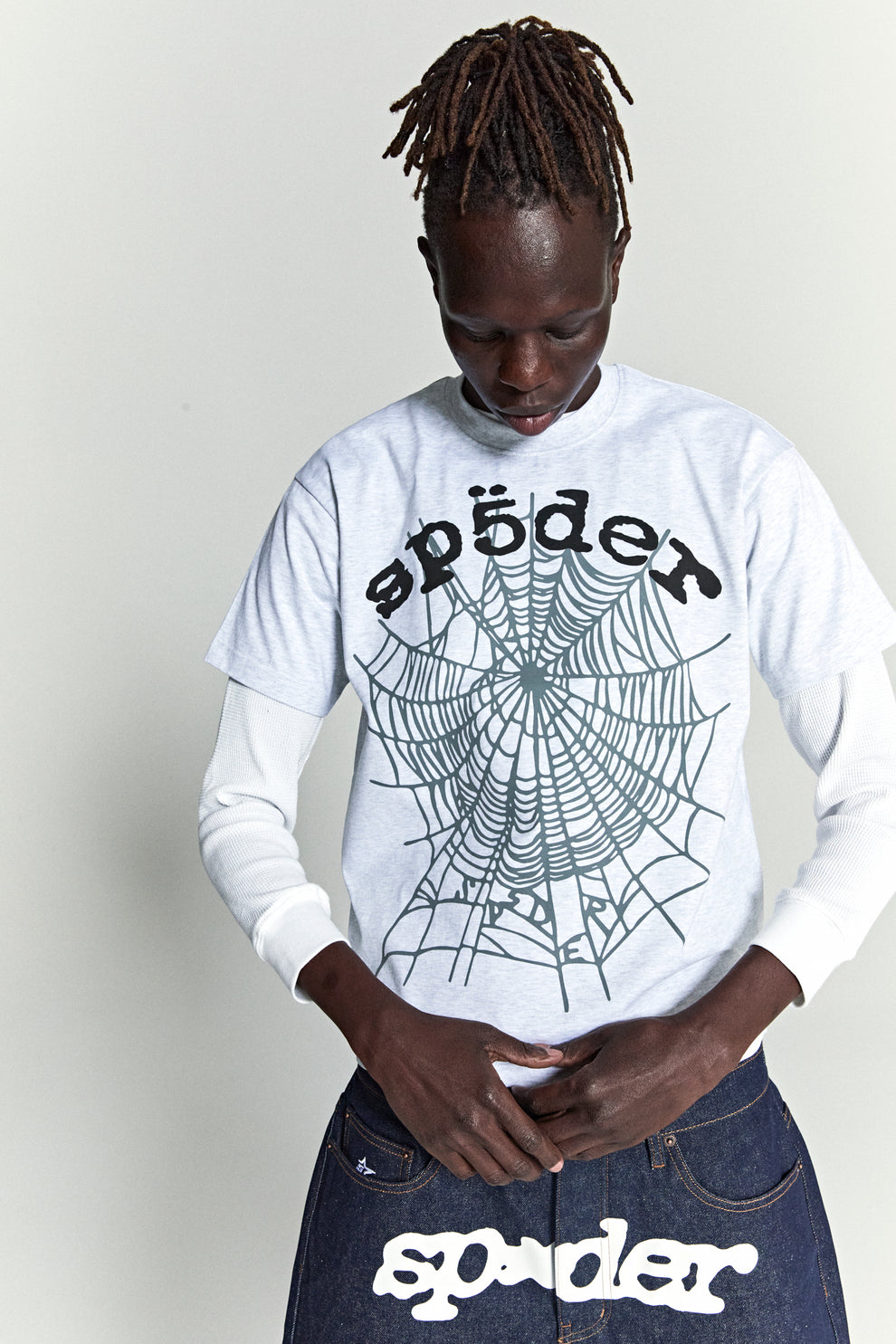 HEATHER GREY OG WEB V2 TEE ON MODEL
