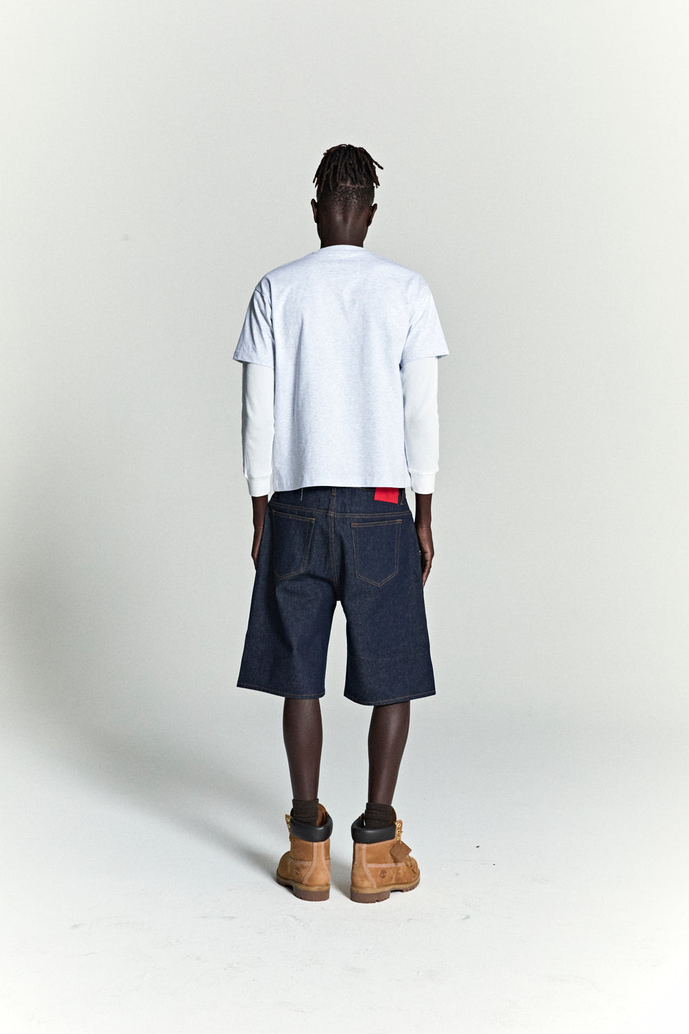 HEATHER GREY OG WEB V2 TEE ON MODEL
