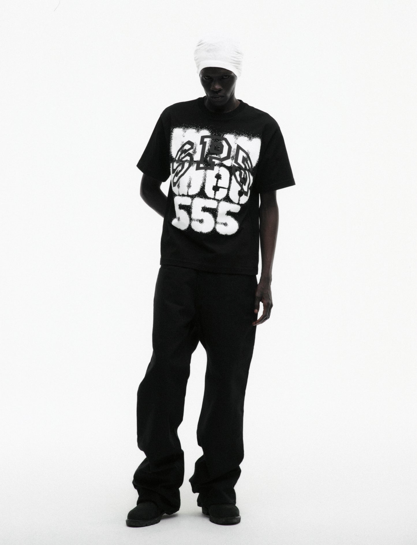 BLACK WW5 TEE ON MODEL