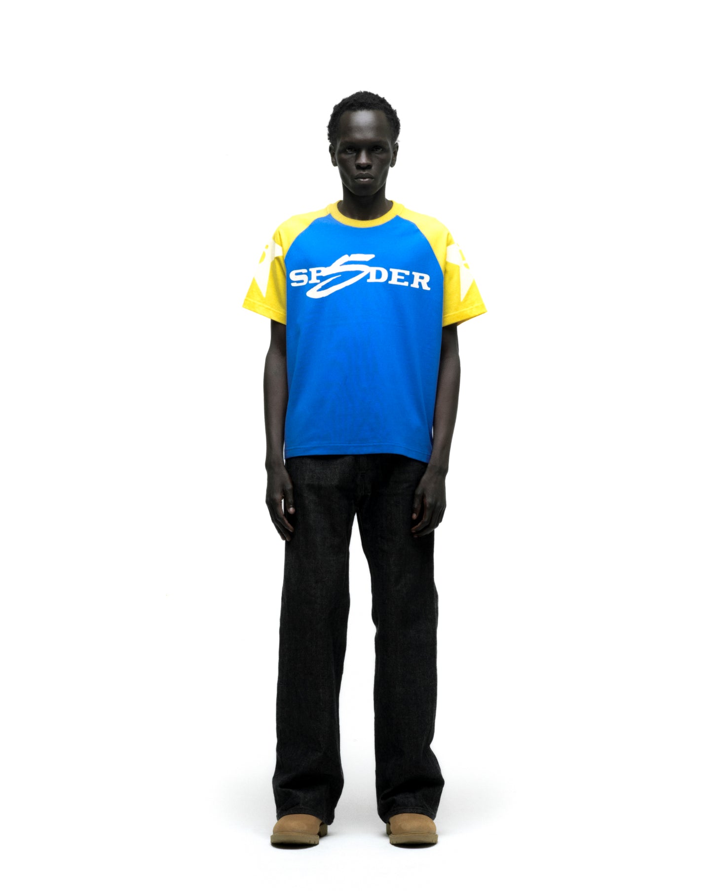 5UKI TEE ON MODEL
