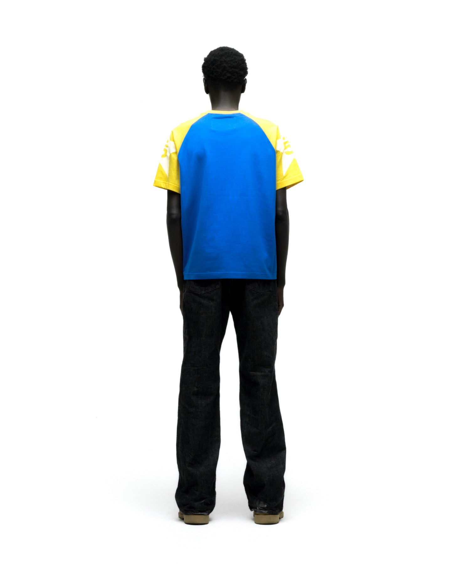 5UKI TEE ON MODEL