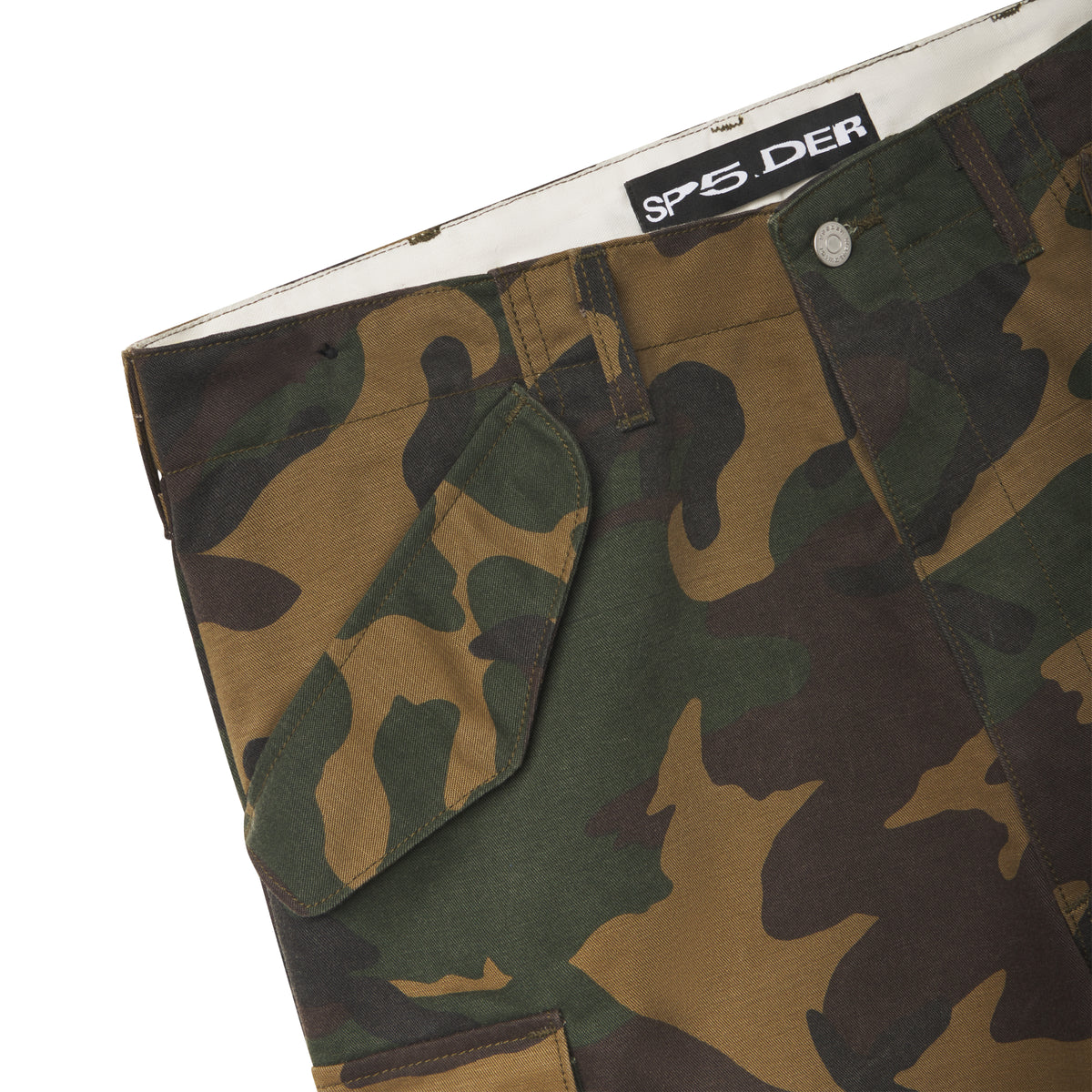 Cotton canvas camo cargo pants featuring a wide-leg silhouette, side cargo pockets, and a SP5.DER branded interior waistband.