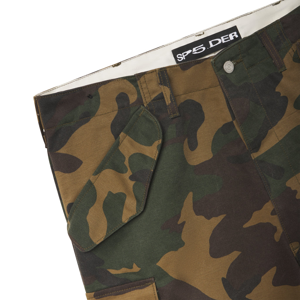 Cotton canvas camo cargo pants featuring a wide-leg silhouette, side cargo pockets, and a SP5.DER branded interior waistband.