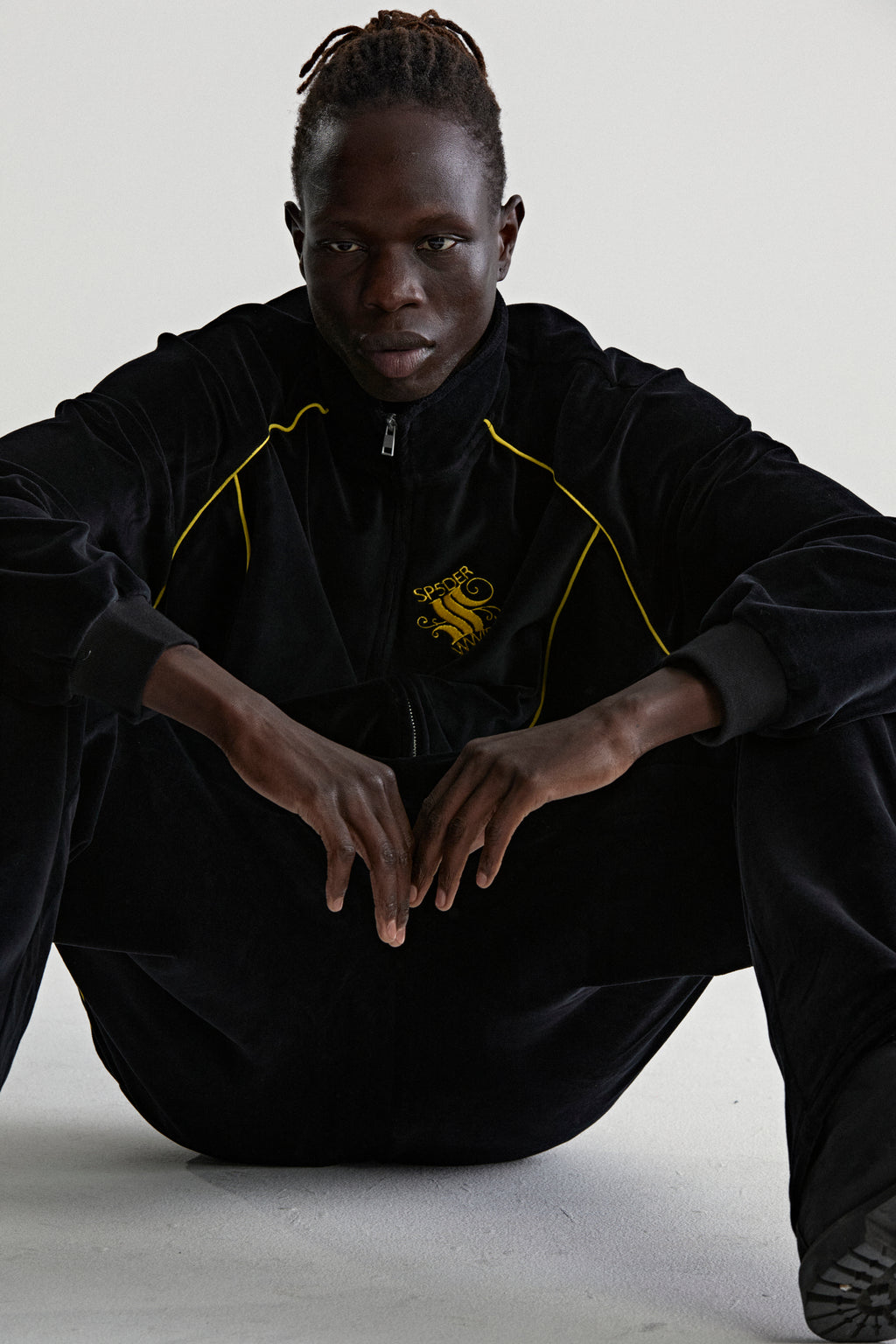 OUTLINE VELOUR TRACK JACKET ON MODEL