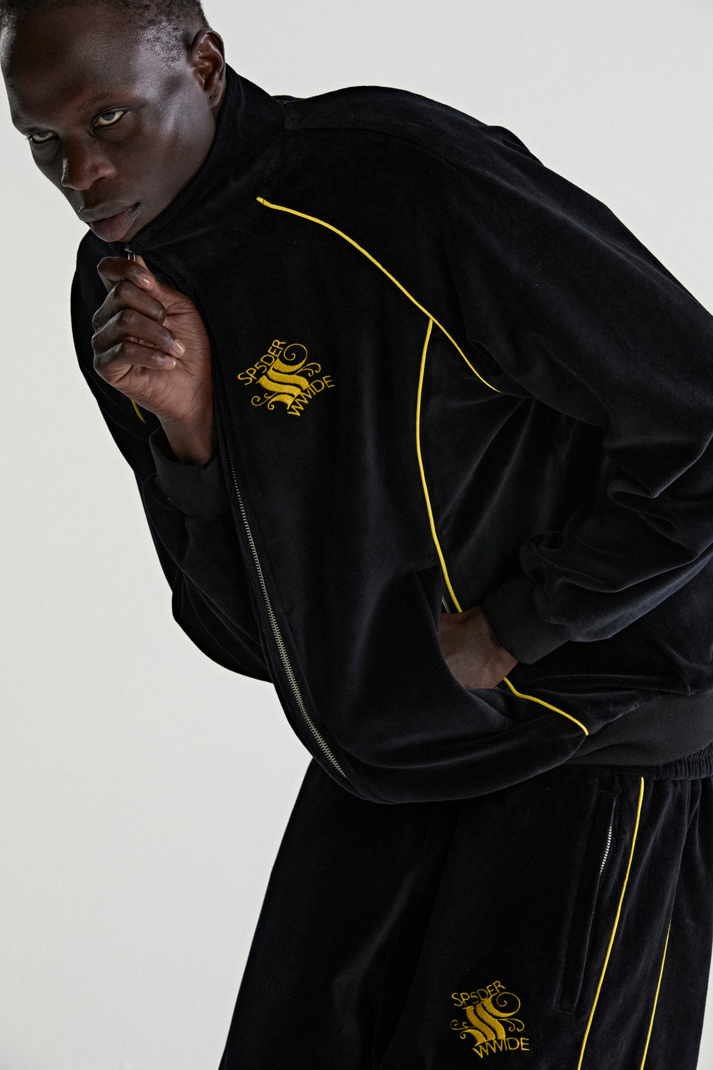 OUTLINE VELOUR TRACK JACKET ON MODEL