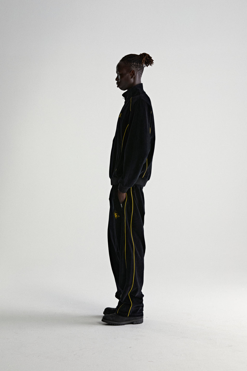 OUTLINE VELOUR TRACK JACKET ON MODEL