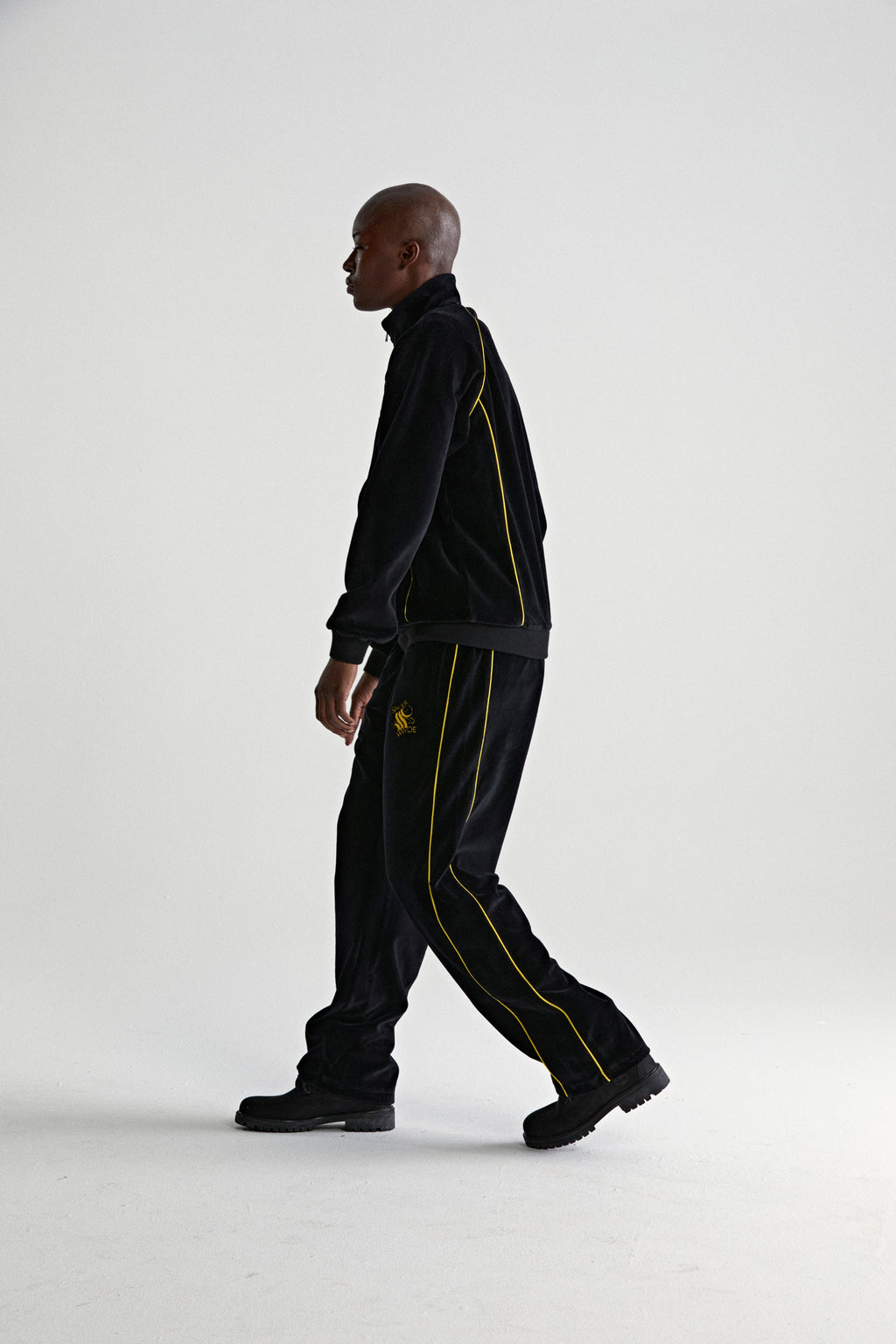 OUTLINE VELOUR TRACK JACKET ON MODEL