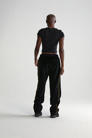 OUTLINE VELOUR TRACK PANT ON MODEL