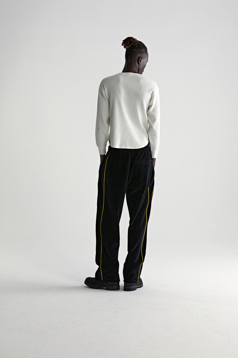 OUTLINE VELOUR TRACK PANT ON MODEL