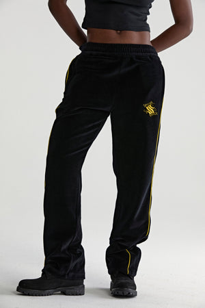 OUTLINE VELOUR TRACK PANT ON MODEL