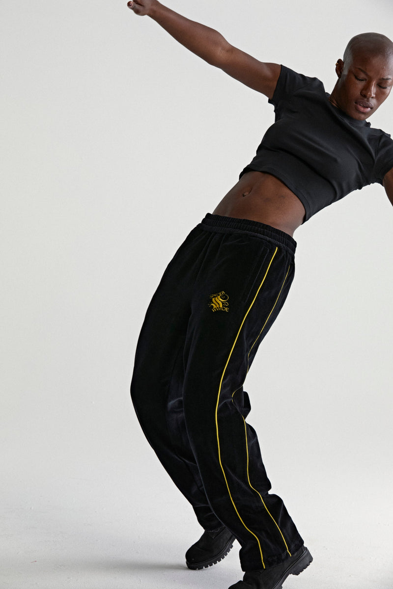 OUTLINE VELOUR TRACK PANT ON MODEL