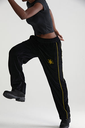 OUTLINE VELOUR TRACK PANT ON MODEL