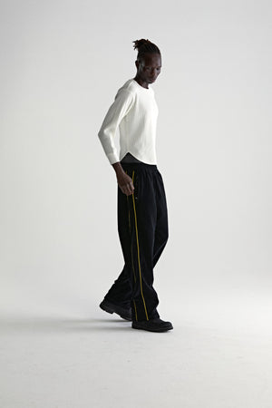 OUTLINE VELOUR TRACK PANT ON MODEL