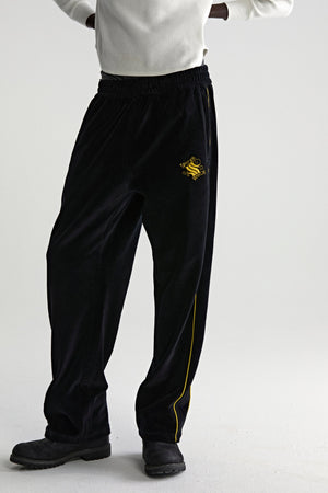 OUTLINE VELOUR TRACK PANT ON MODEL