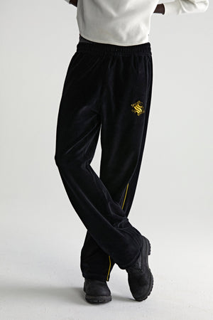 OUTLINE VELOUR TRACK PANT ON MODEL