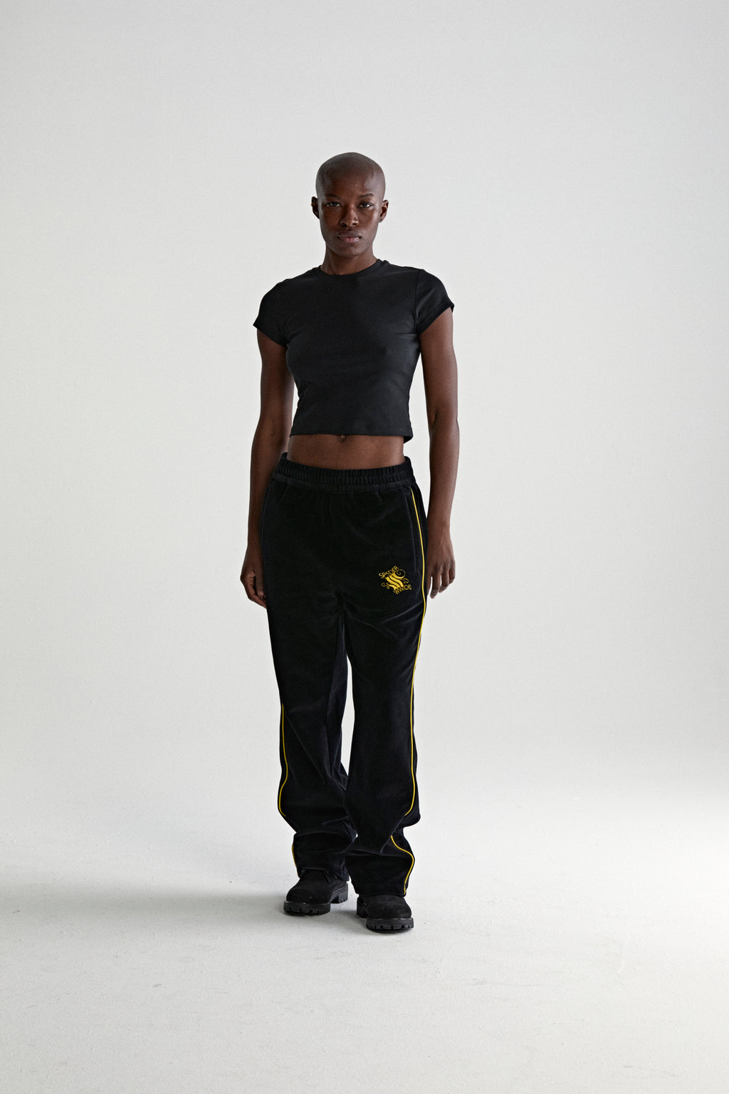 OUTLINE VELOUR TRACK PANT ON MODEL