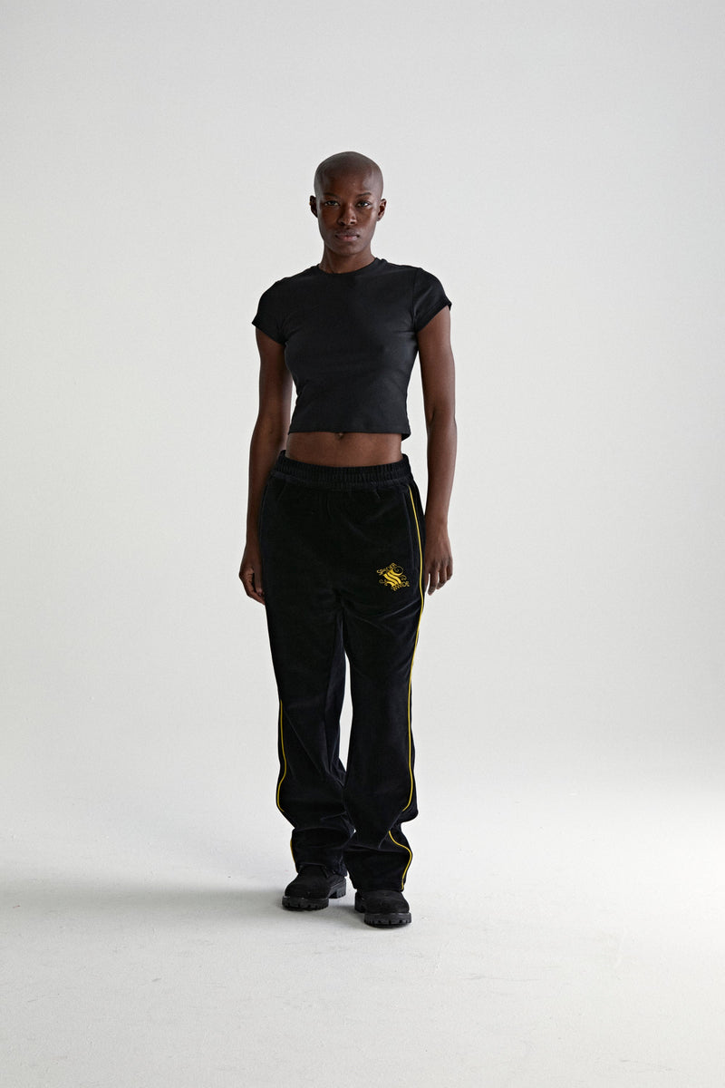 OUTLINE VELOUR TRACK PANT ON MODEL