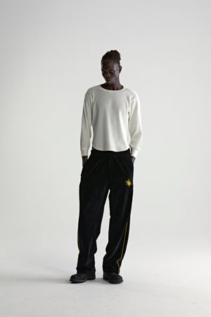 OUTLINE VELOUR TRACK PANT ON MODEL