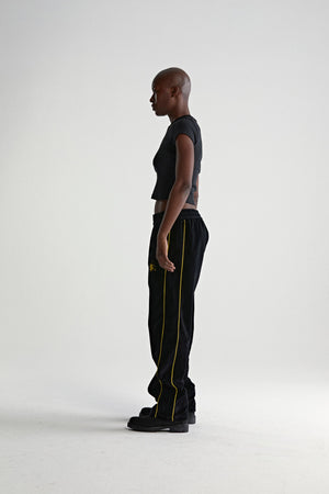 OUTLINE VELOUR TRACK PANT ON MODEL