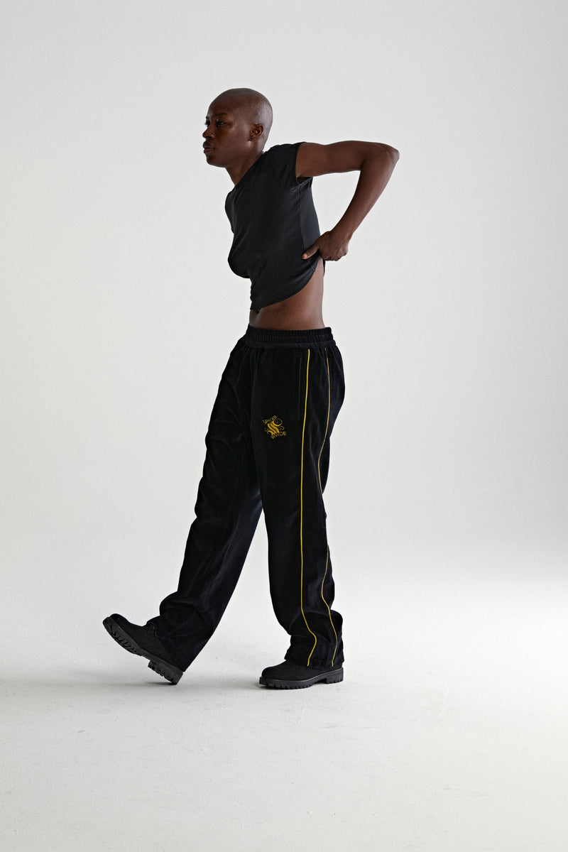 OUTLINE VELOUR TRACK PANT ON MODEL