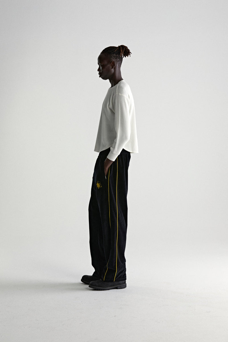 OUTLINE VELOUR TRACK PANT ON MODEL