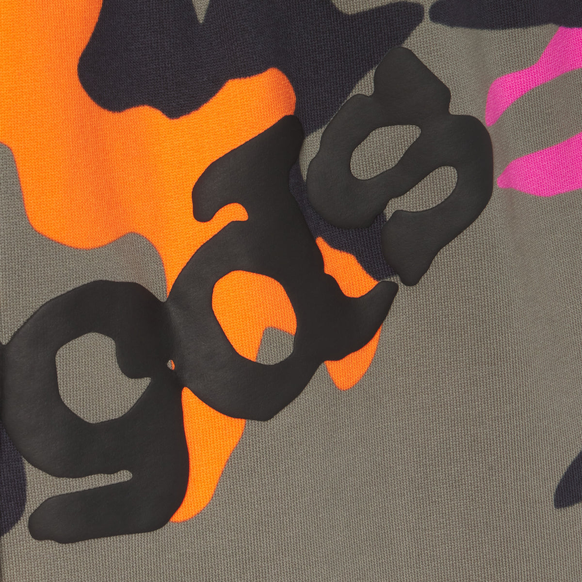 Cotton fleece sweatpants featuring a camo graphic print with black puff print SP5DER text overlay.