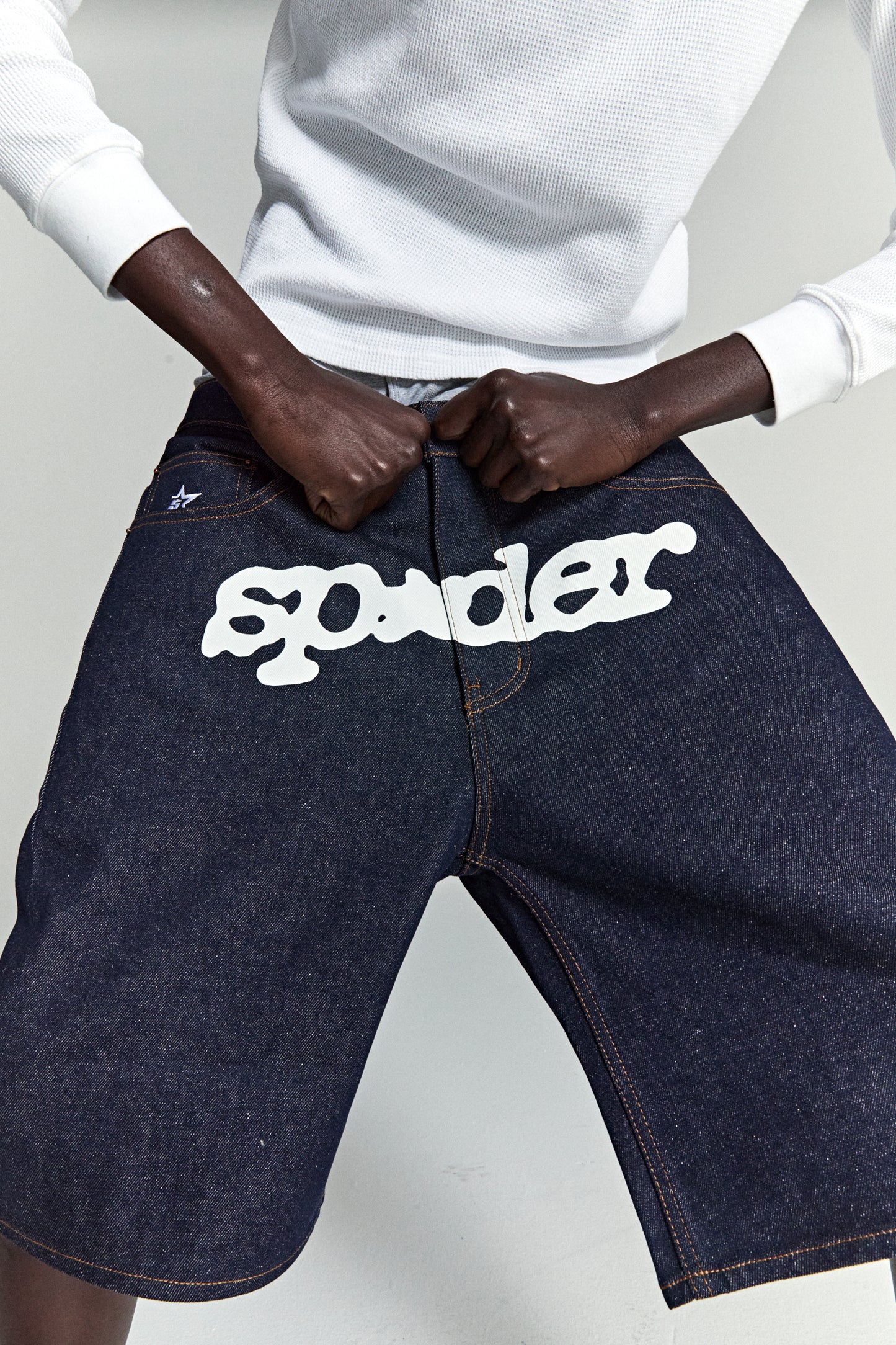 INDIGO V3 LOGO DENIM SHORT ON MODEL