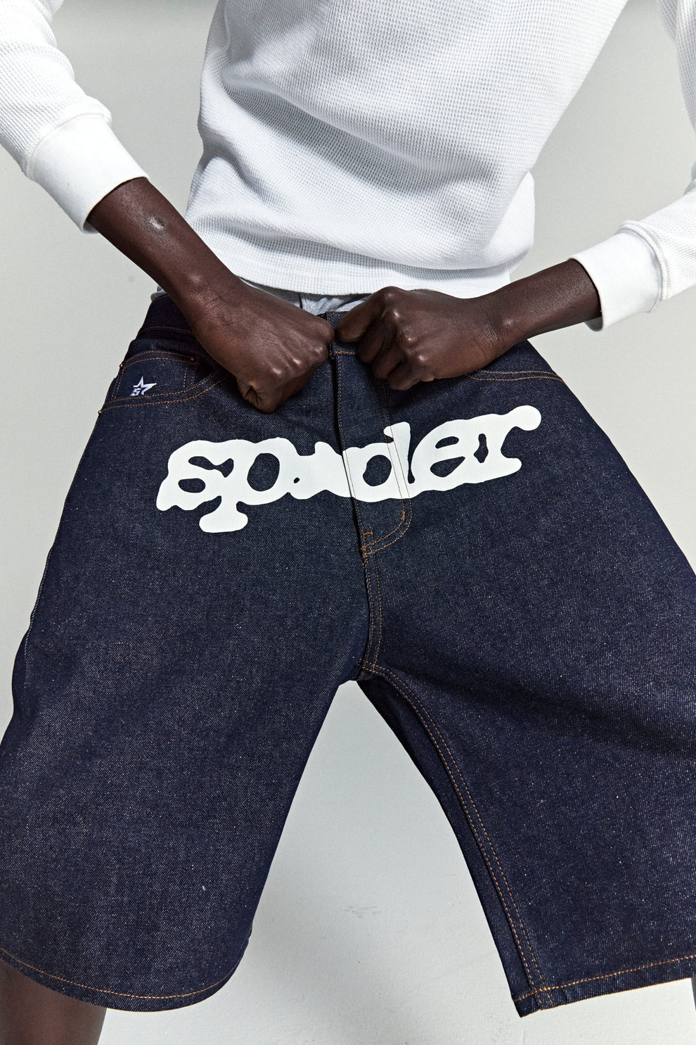 INDIGO V3 LOGO DENIM SHORT ON MODEL