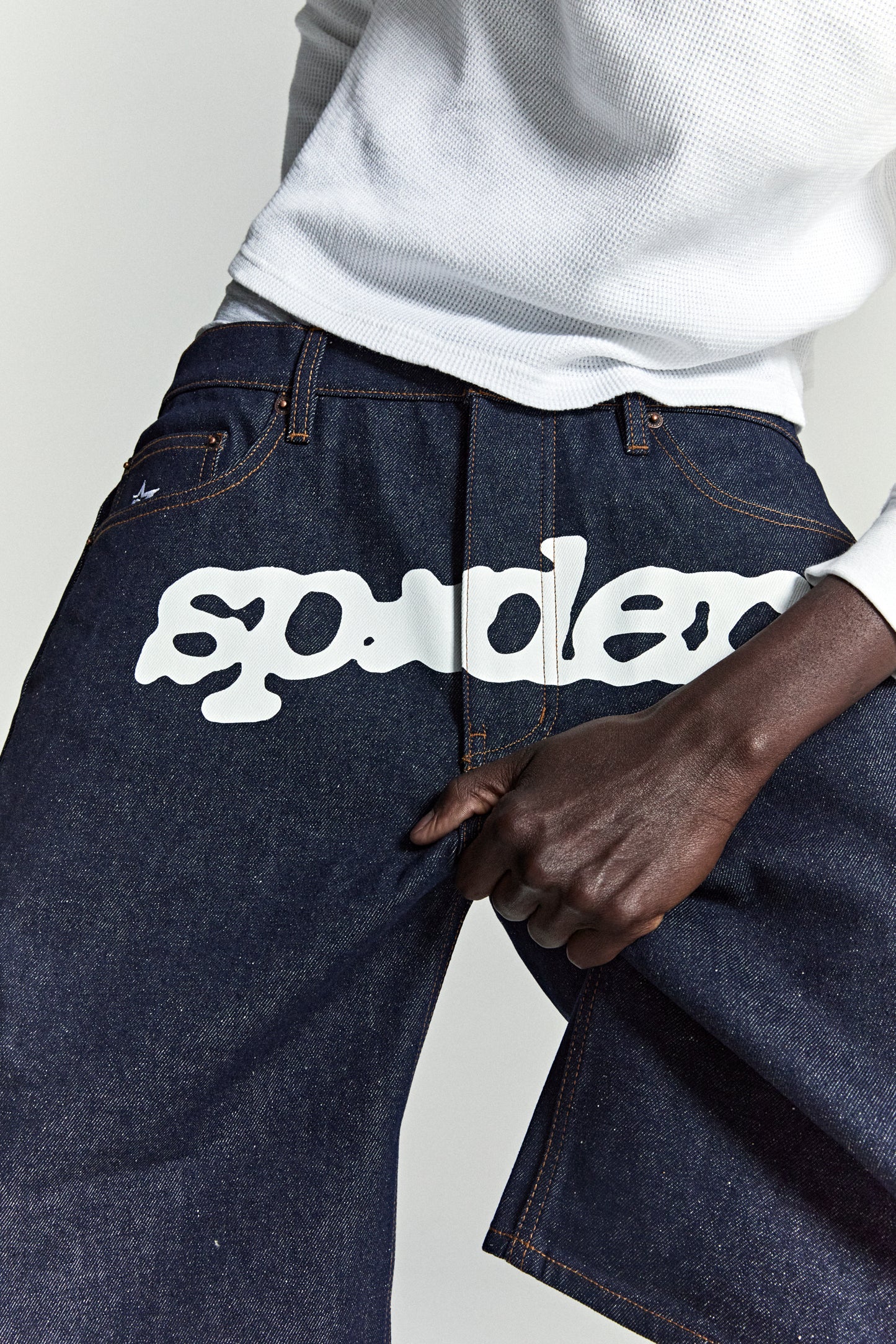 INDIGO V3 LOGO DENIM SHORT ON MODEL