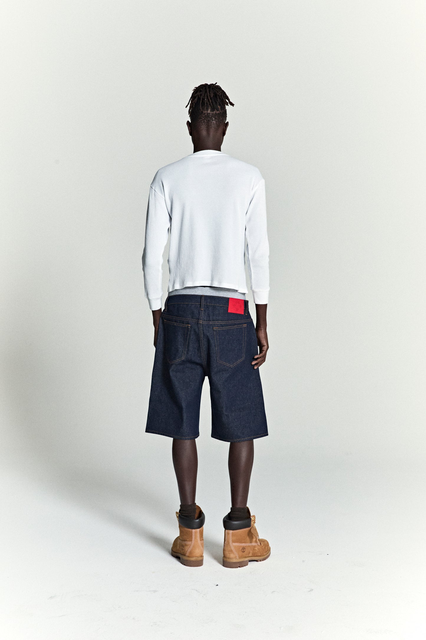 INDIGO V3 LOGO DENIM SHORT ON MODEL