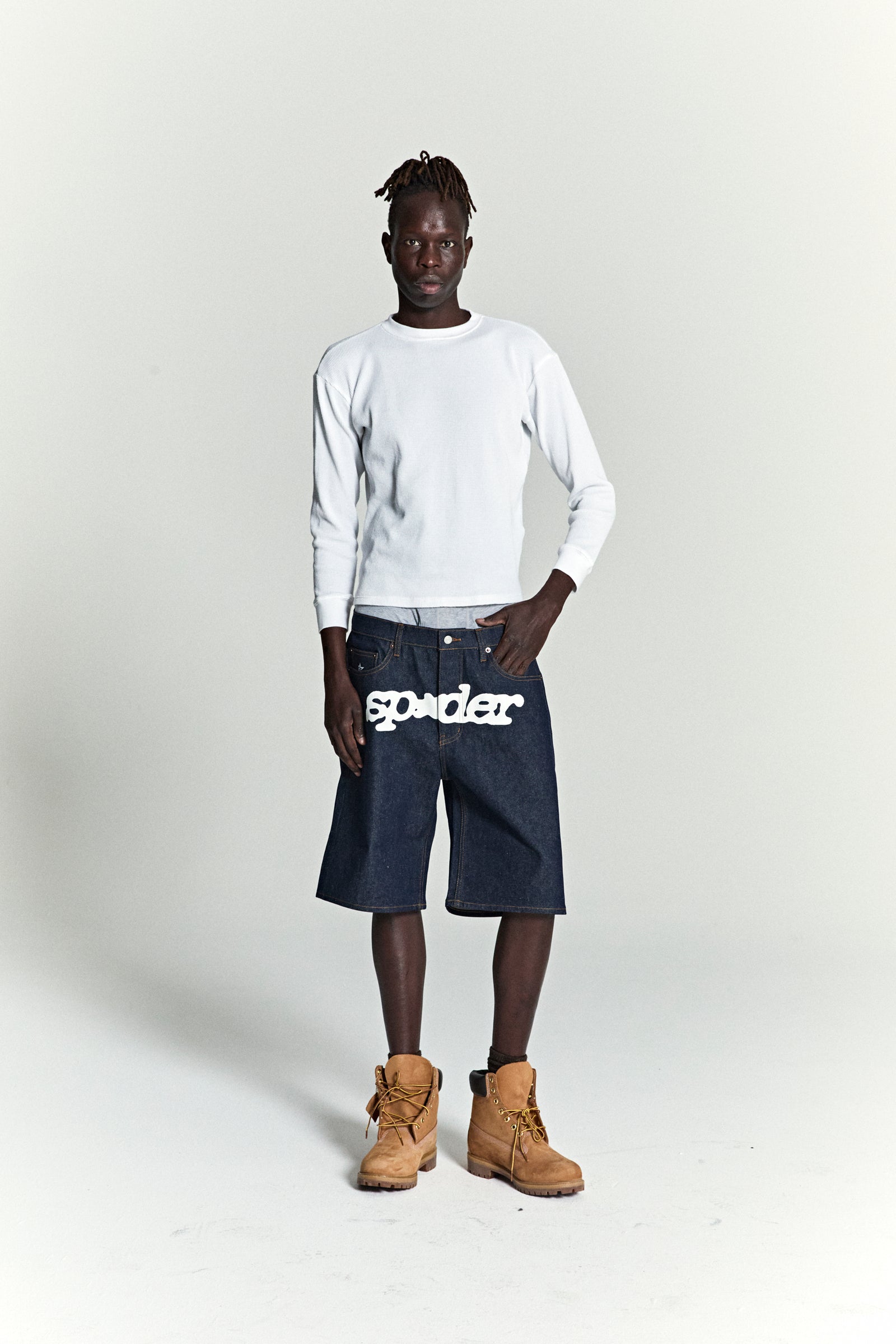 INDIGO V3 LOGO DENIM SHORT ON MODEL