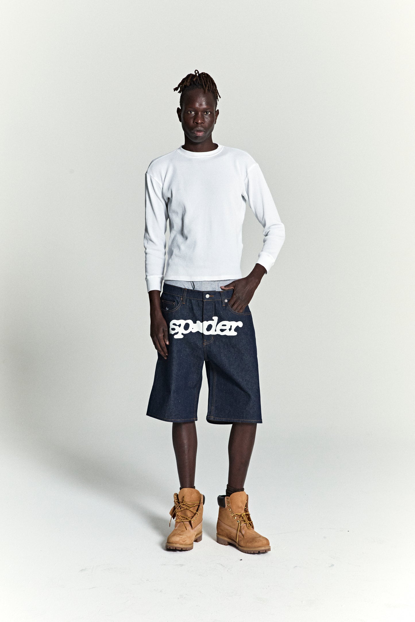 INDIGO V3 LOGO DENIM SHORT ON MODEL