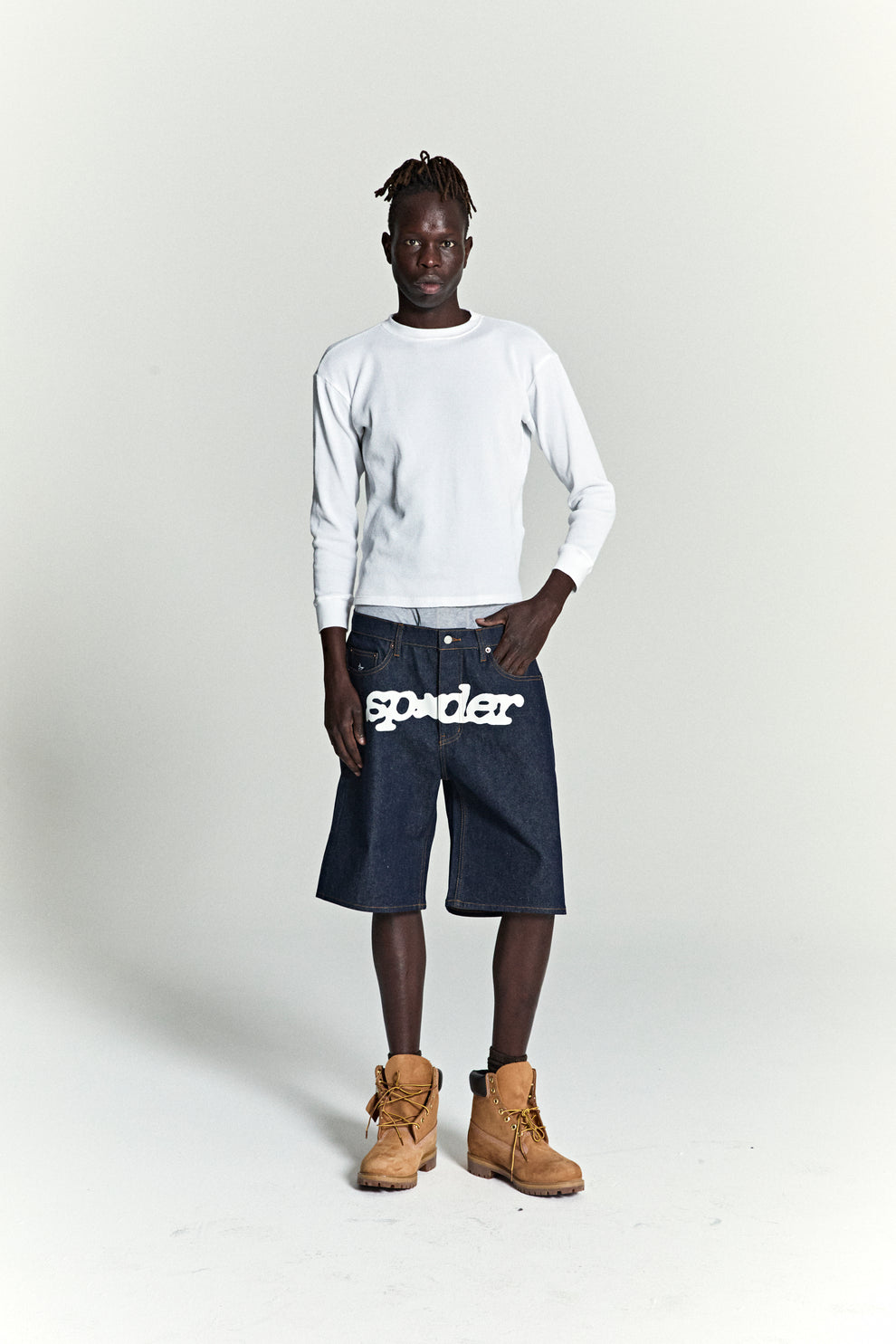 INDIGO V3 LOGO DENIM SHORT ON MODEL