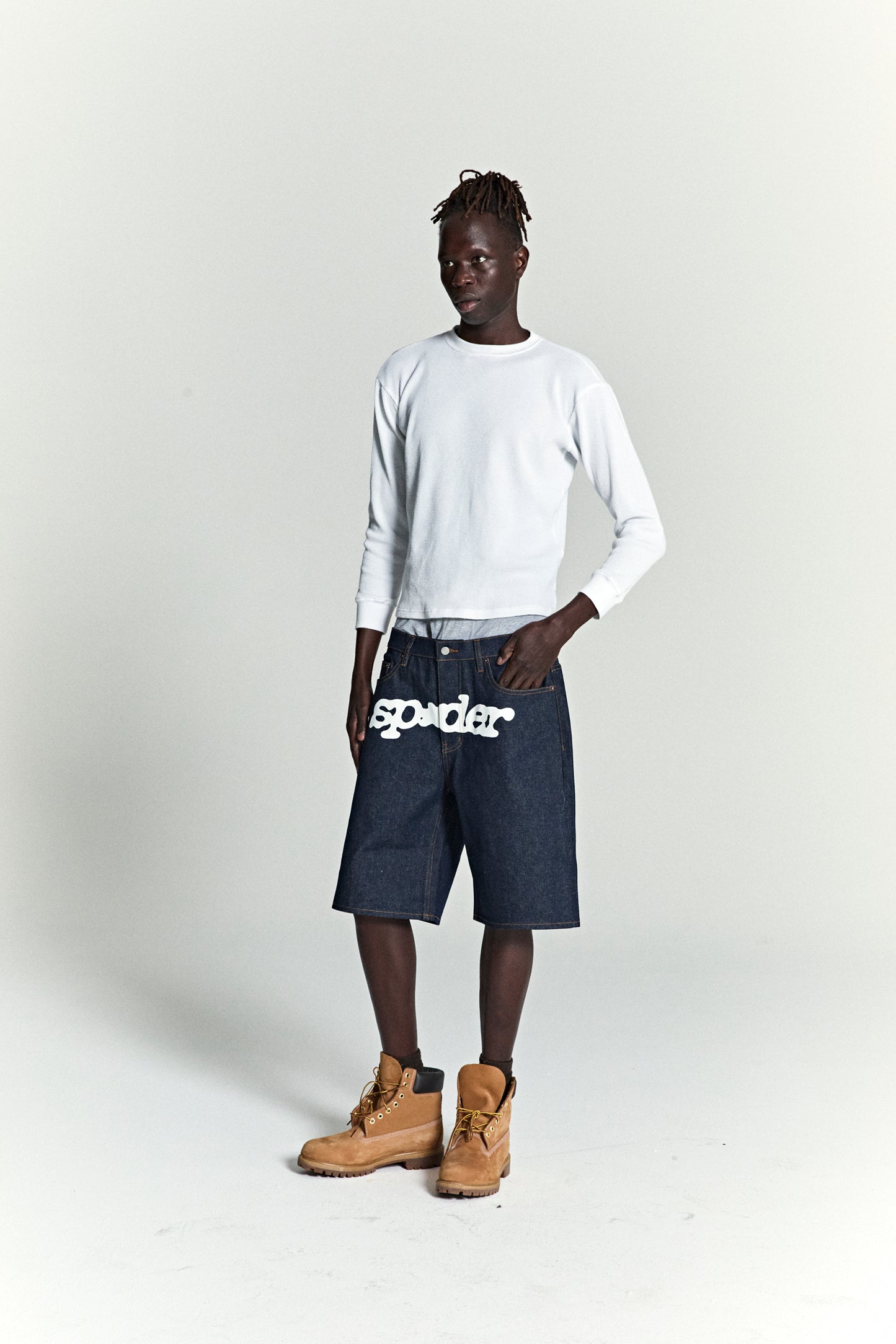INDIGO V3 LOGO DENIM SHORT ON MODEL