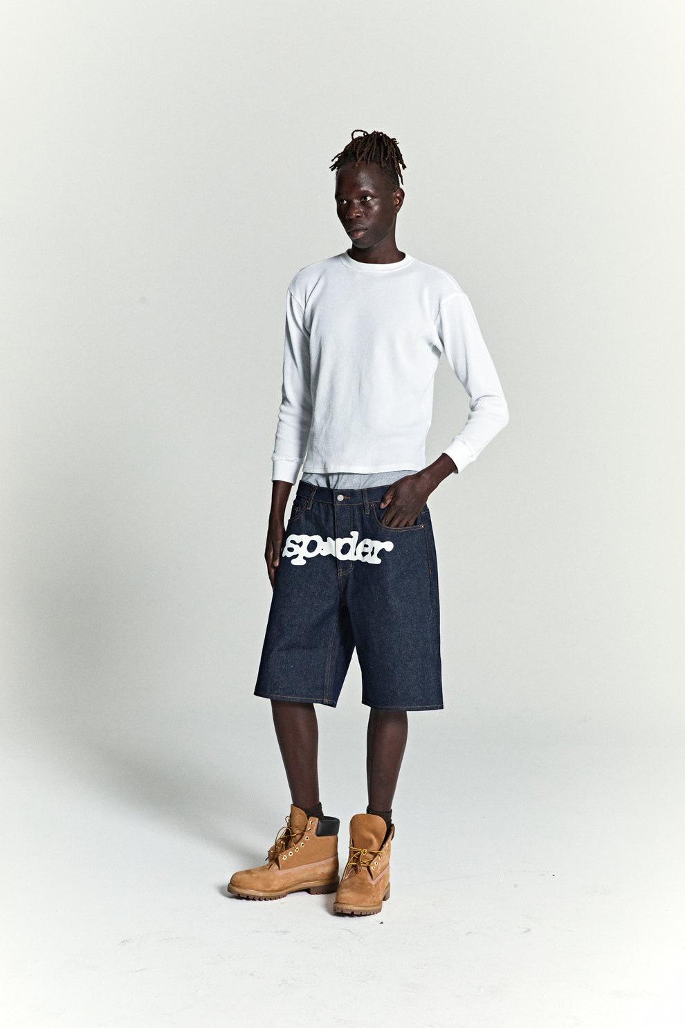INDIGO V3 LOGO DENIM SHORT ON MODEL