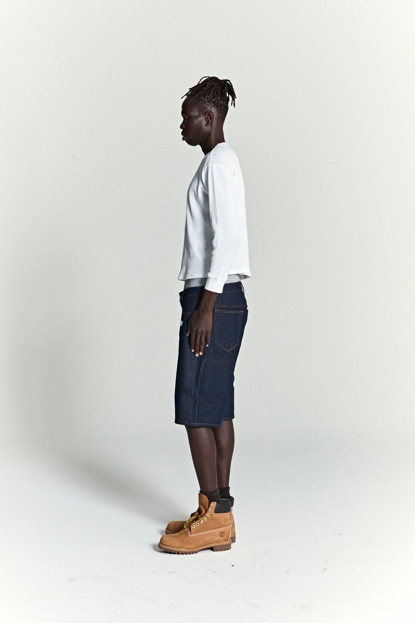 INDIGO V3 LOGO DENIM SHORT ON MODEL