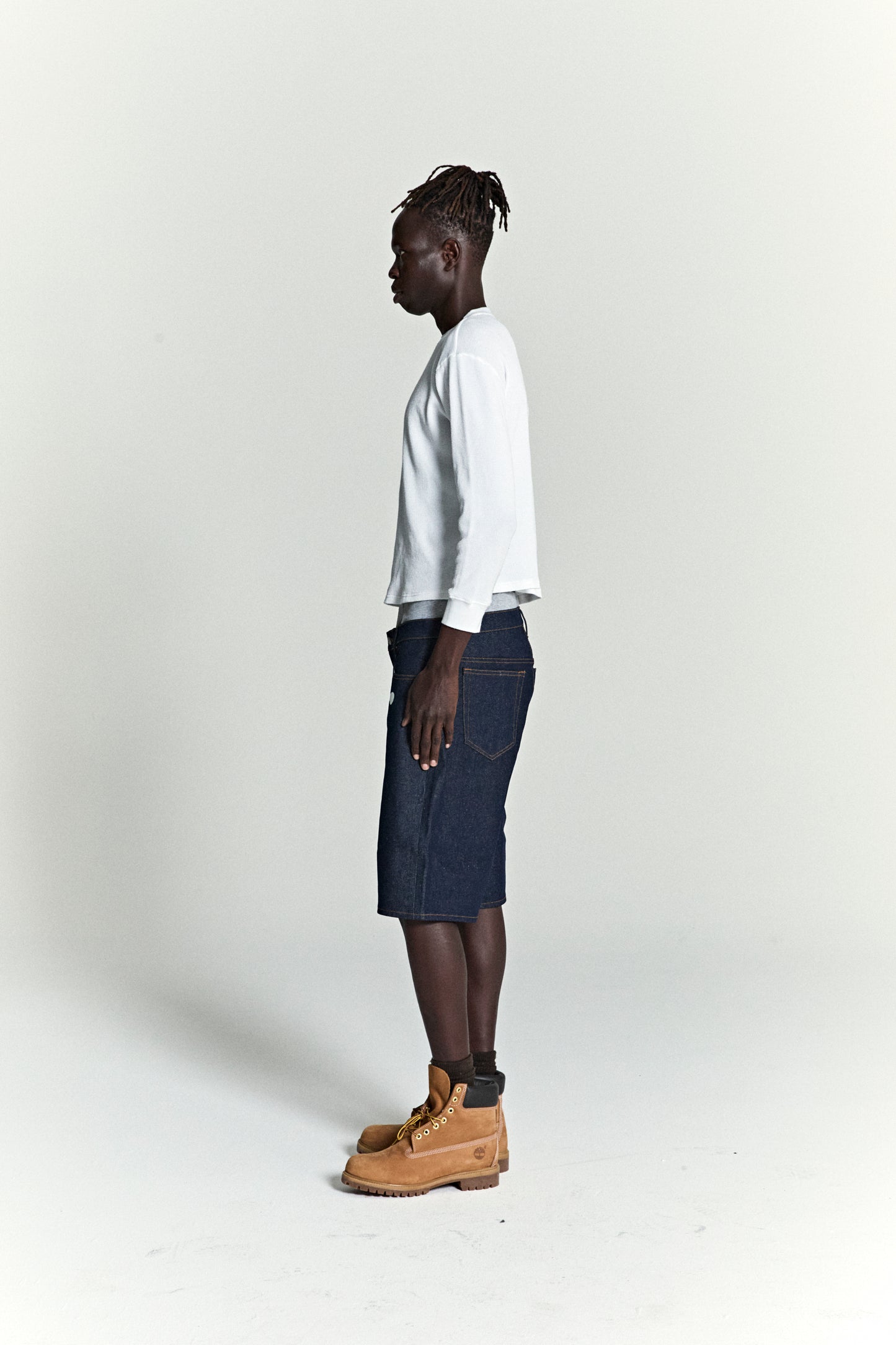 INDIGO V3 LOGO DENIM SHORT ON MODEL