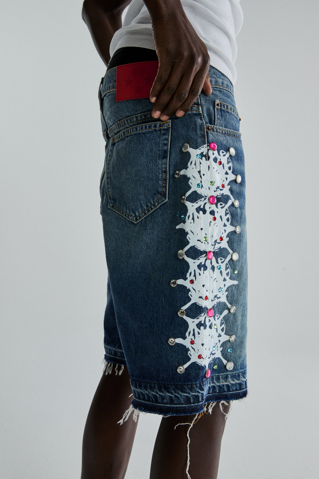 LBW WEB STONE DENIM SHORTS ON MODEL