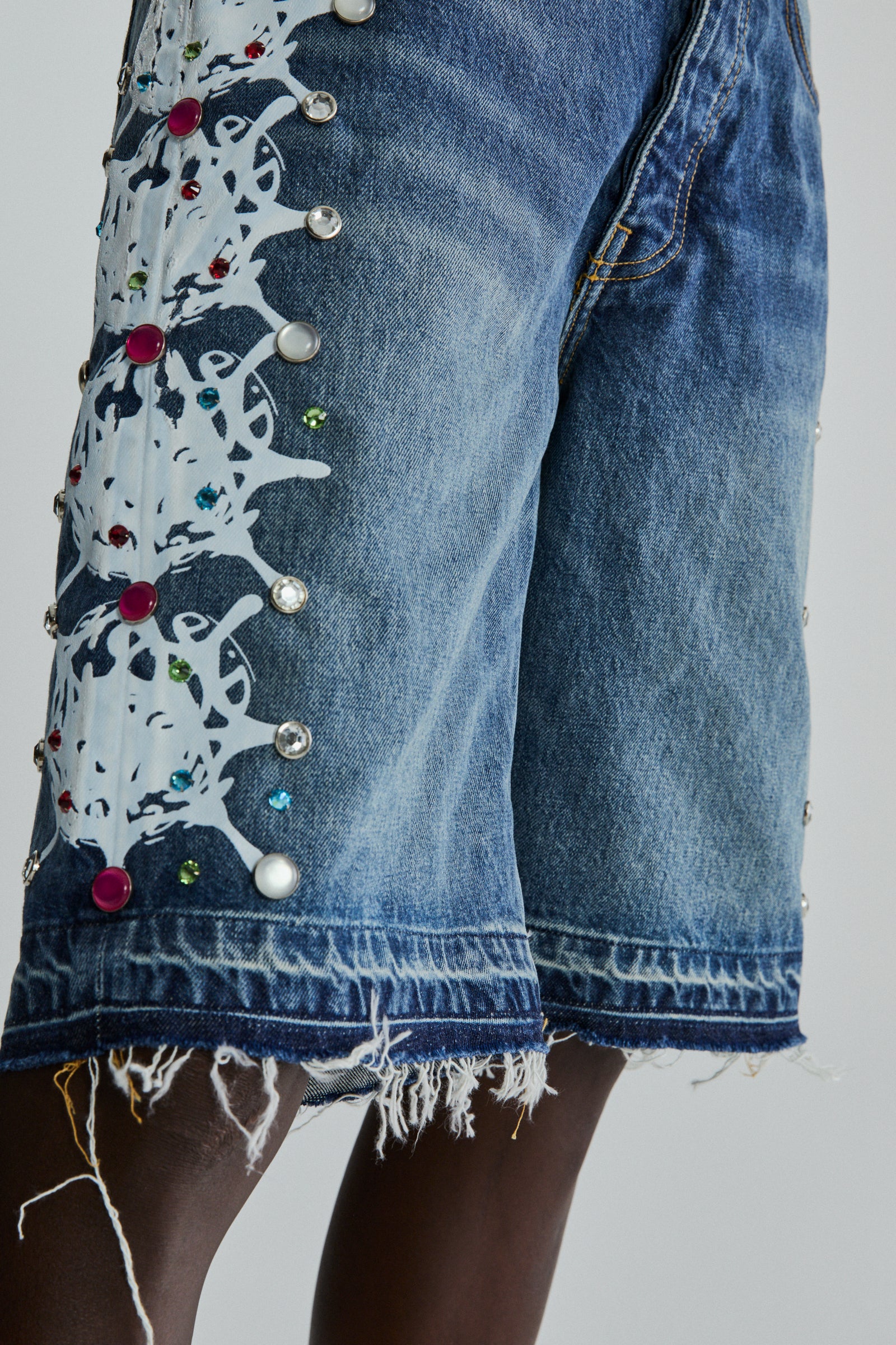 LBW WEB STONE DENIM SHORTS ON MODEL