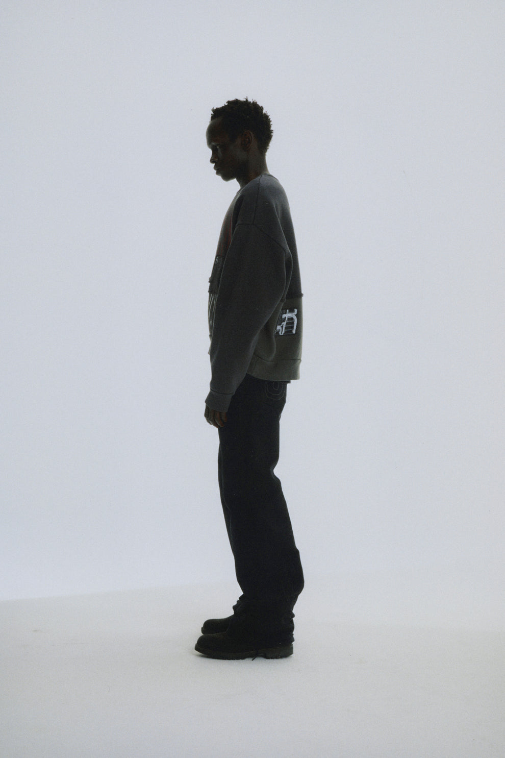 BLACK DIFFUSED COLLEGIATE CREWNECK ON MODEL