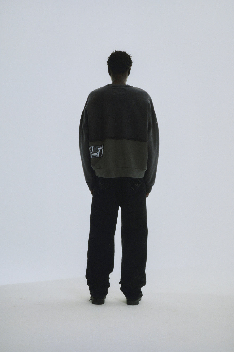 BLACK DIFFUSED COLLEGIATE CREWNECK ON MODEL