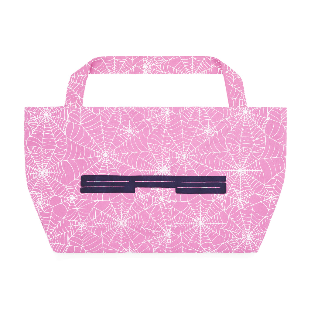 Pink XL tote bag with white spiderweb all-over print and dark horizontal "SP5" jumbo print.