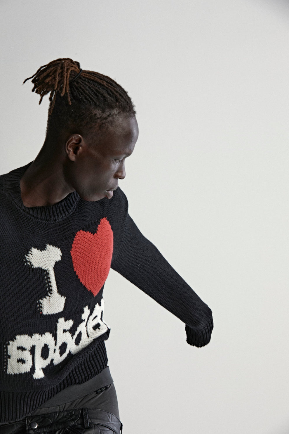 BLACK SOUVENIR SWEATER ON MODEL