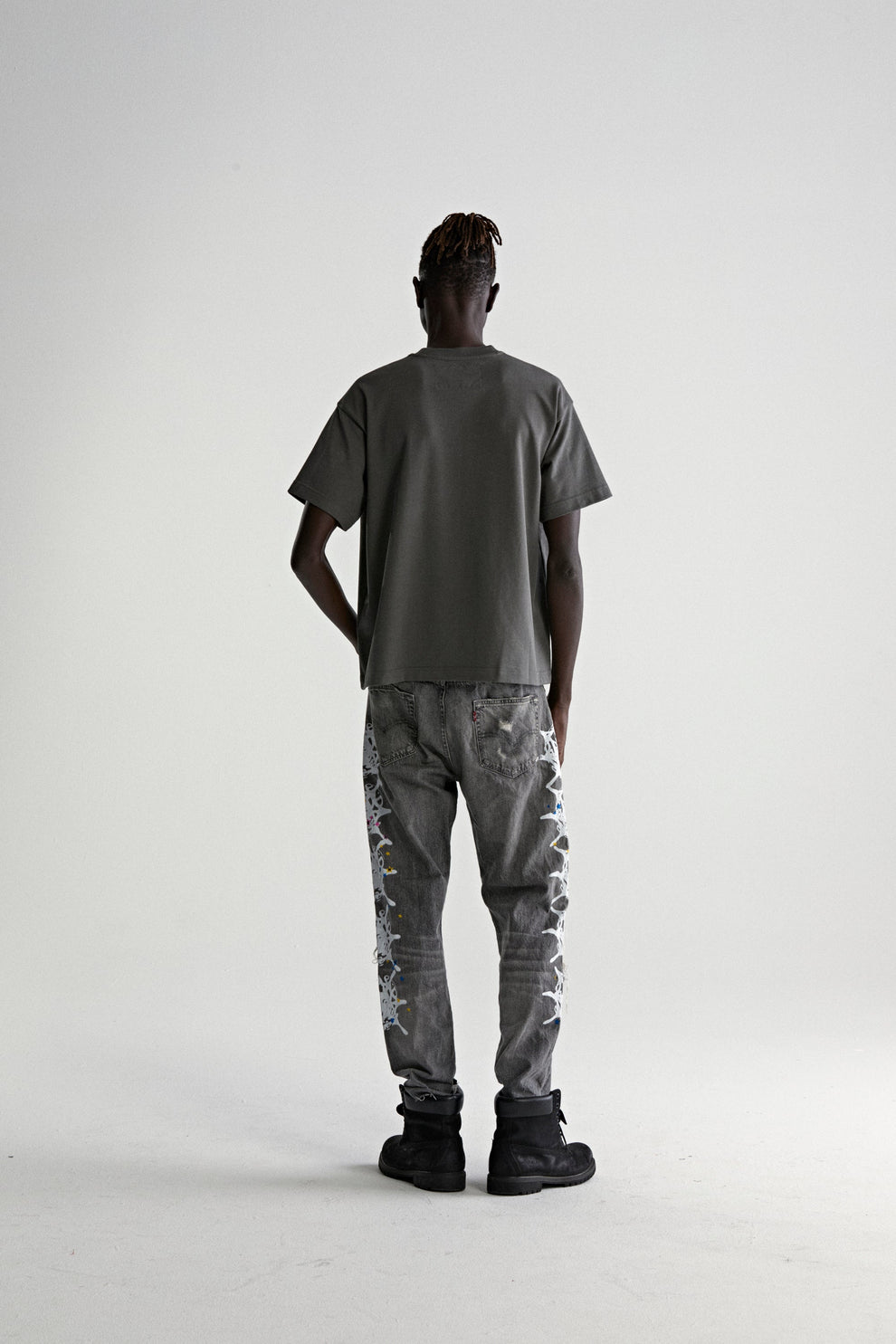 DARK GREY 5EX HW TEE ON MODEL
