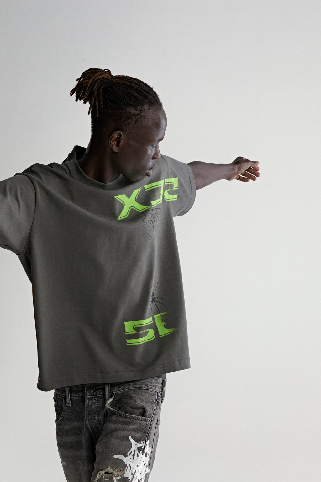 DARK GREY 5EX HW TEE ON MODEL