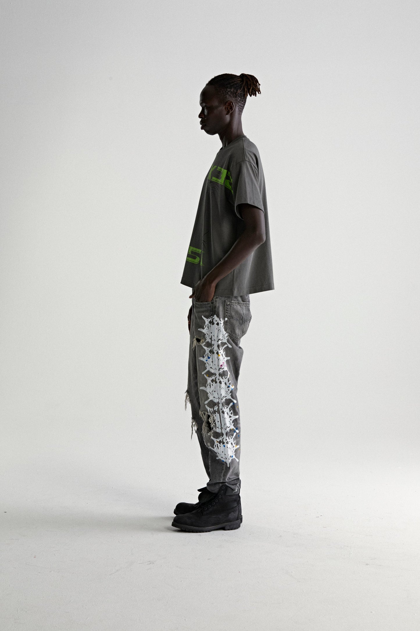 DARK GREY 5EX HW TEE ON MODEL